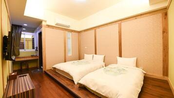 Quarto triplo standard | Edredons de pluma, escrivaninha, cortinas blackout