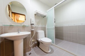Camera familiare | Bagno | Doccia, set di cortesia gratuito, asciugacapelli, pantofole