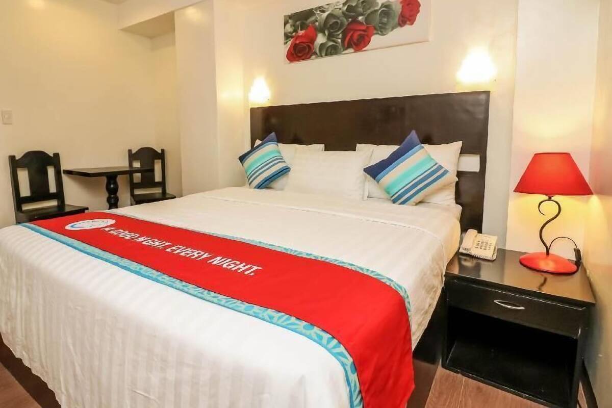 Egyptian cotton sheets, premium bedding, down comforters, pillowtop beds