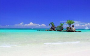Playa en los alrededores y playa de arena blanca