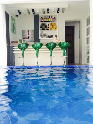 Piscina externa, piscina infinita, espreguiçadeiras