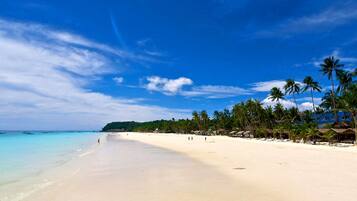 Una playa cerca, arena blanca, traslado desde/hacia la playa gratis