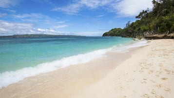 Beach nearby, white sand, free beach shuttle, beach towels