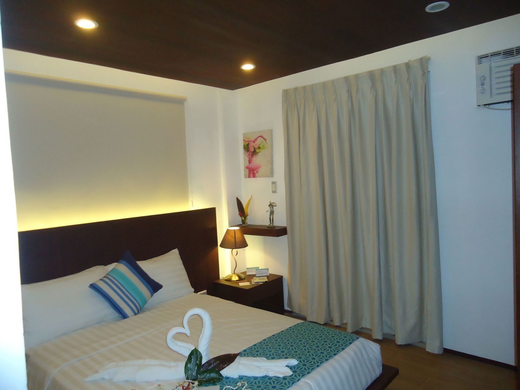 Egyptian cotton sheets, premium bedding, down comforters, pillowtop beds