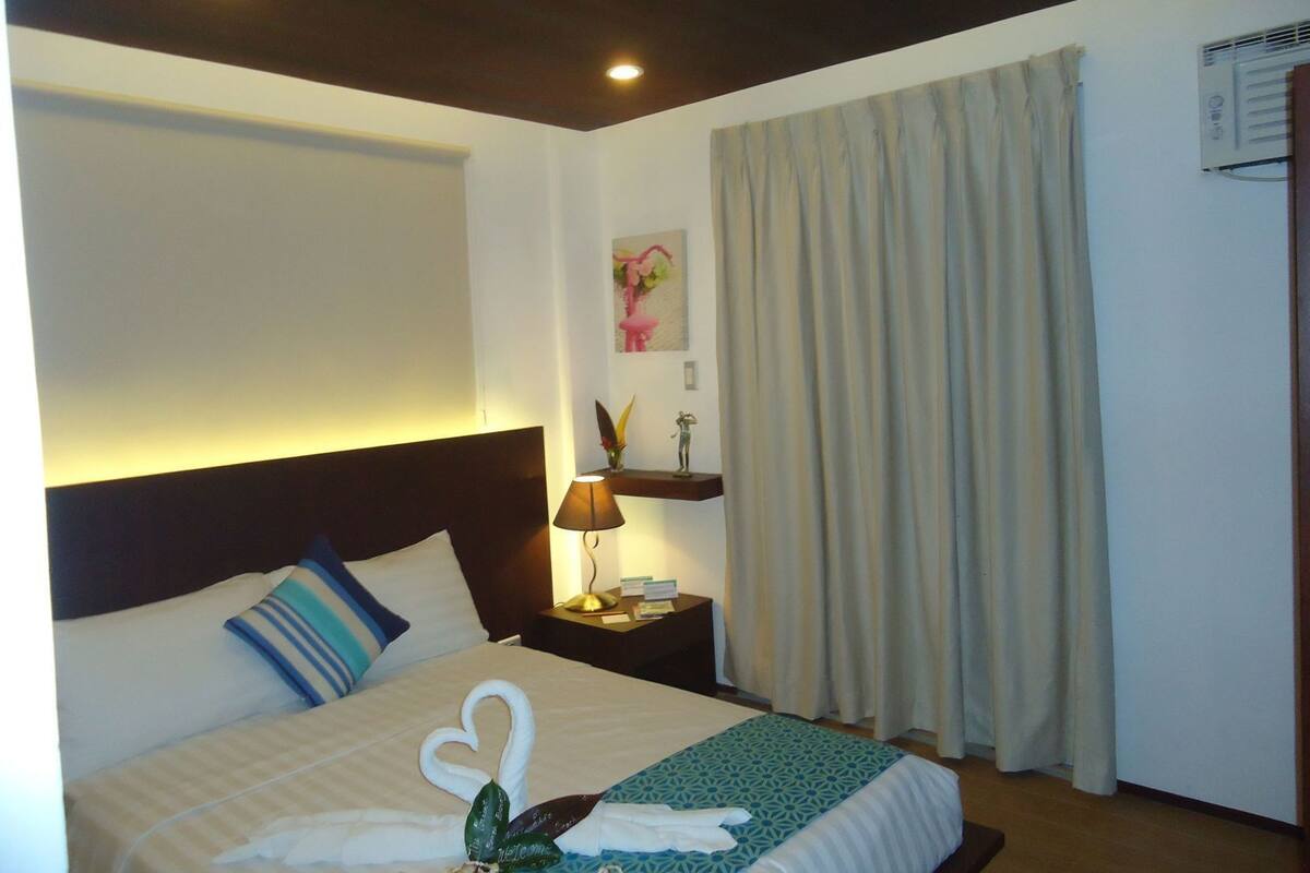 Egyptian cotton sheets, premium bedding, down comforters, pillowtop beds