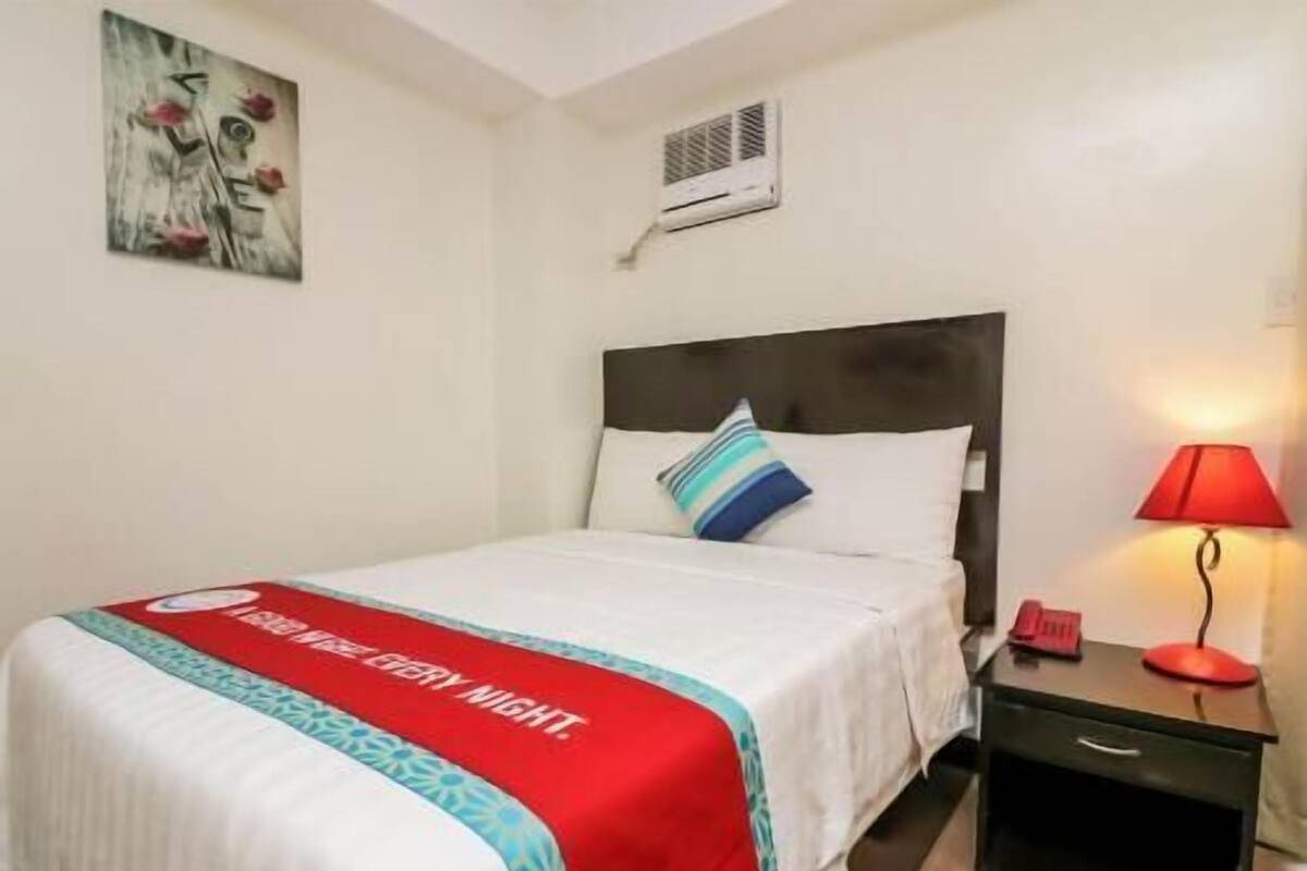 Egyptian cotton sheets, premium bedding, down comforters, pillowtop beds