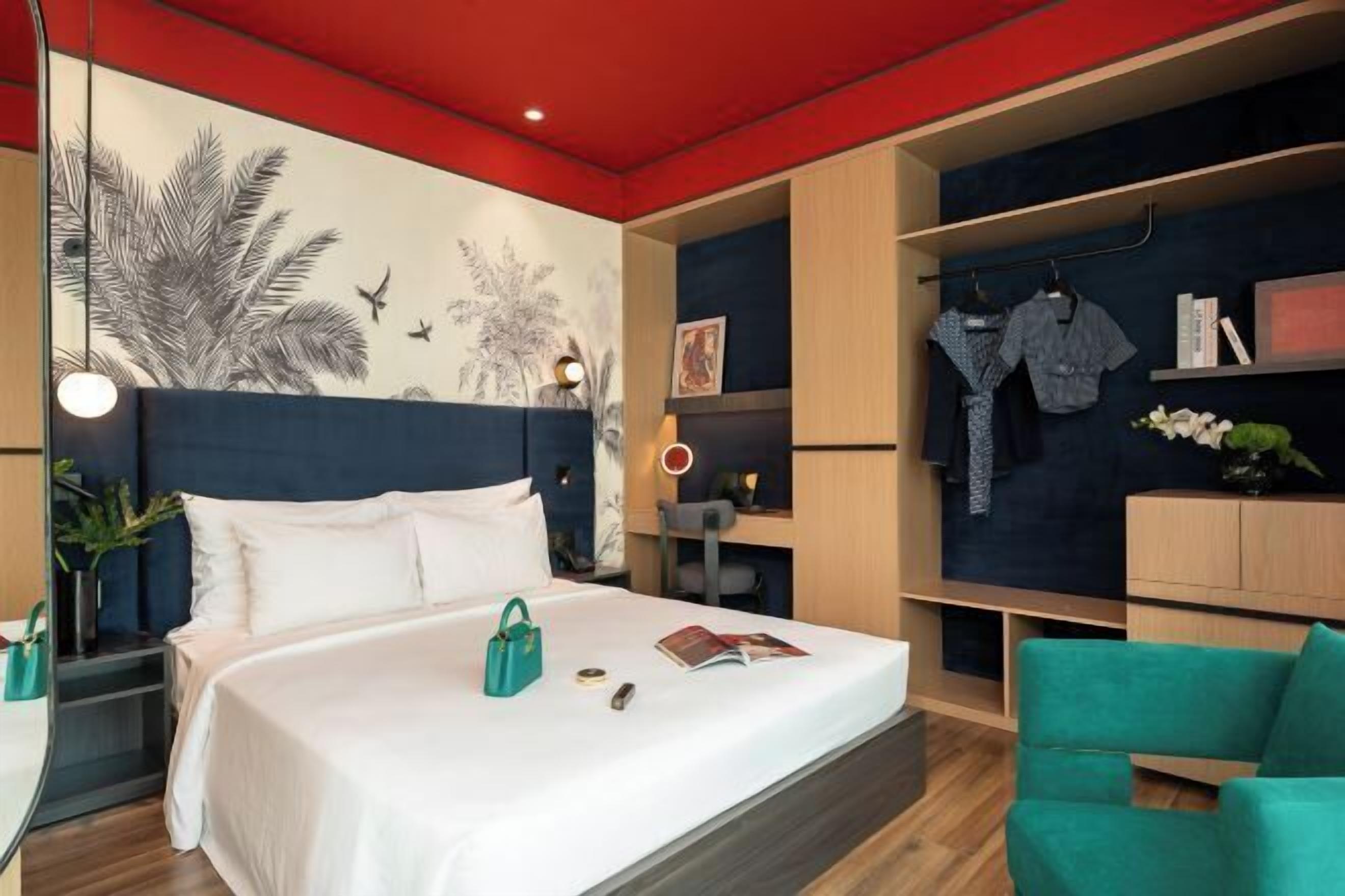 迷你吧、客房内保险箱、办公桌、笔记本电脑工作区