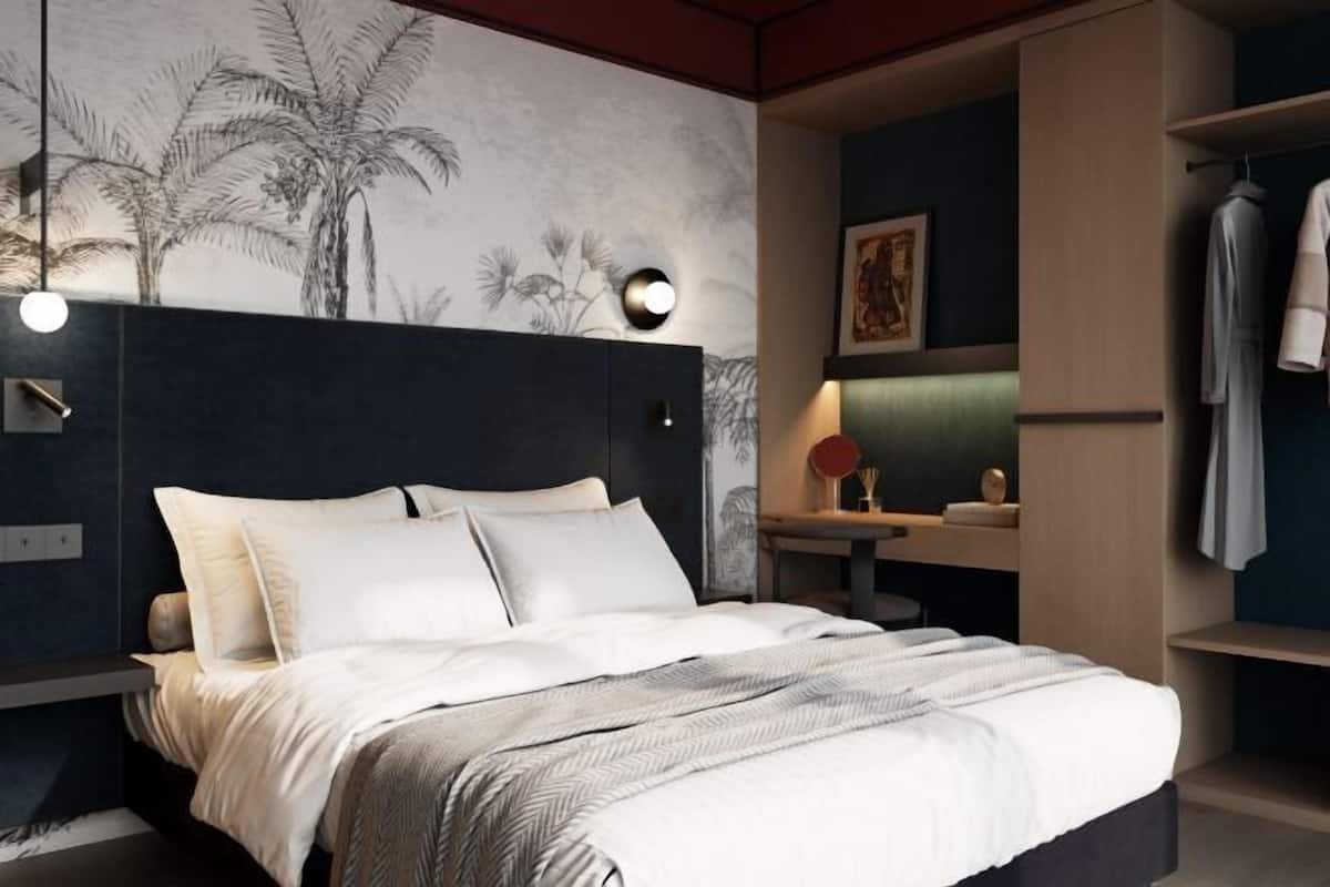 Minibar, in-room safe, desk, laptop workspace