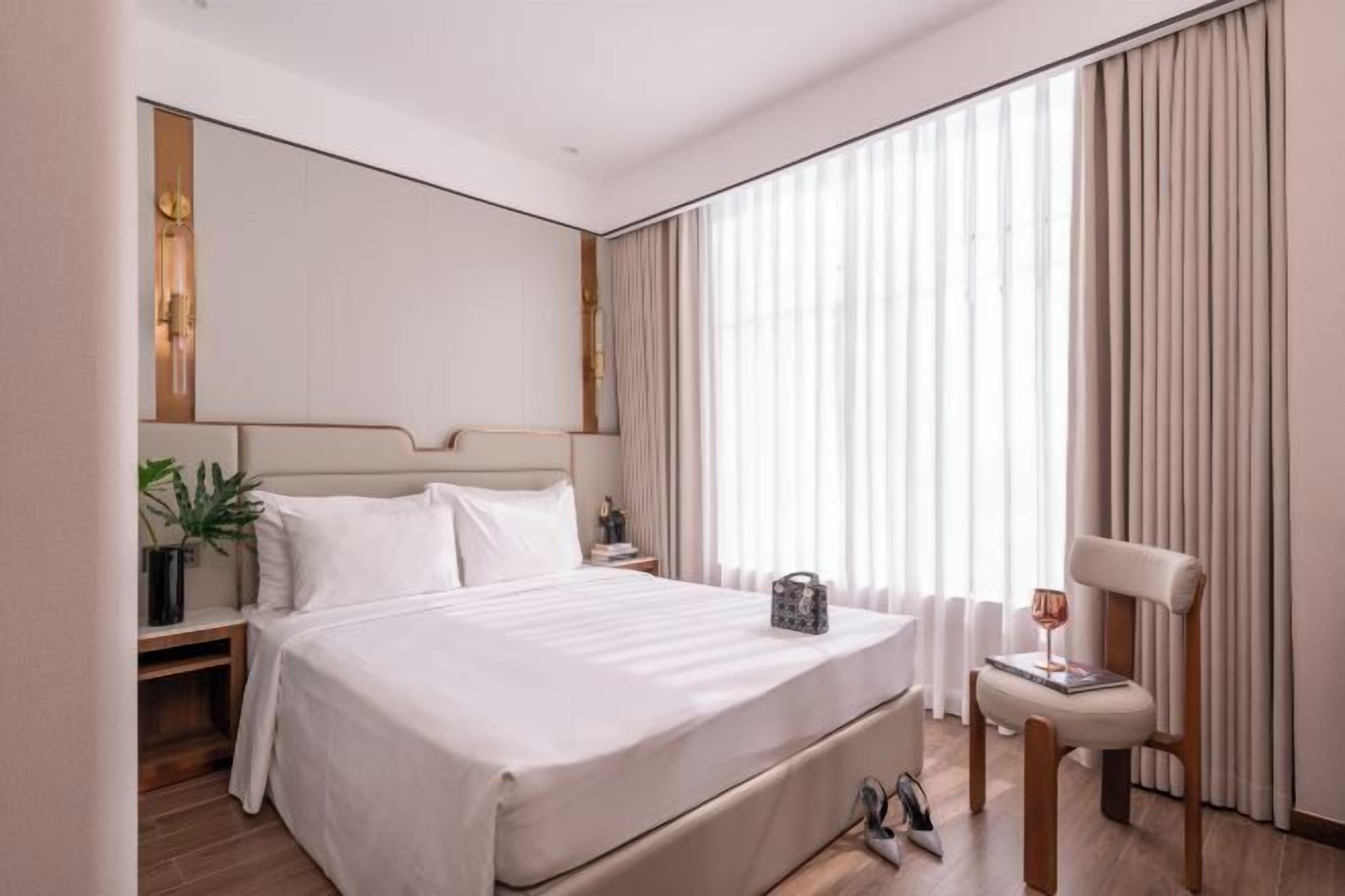 迷你吧、客房内保险箱、办公桌、笔记本电脑工作区