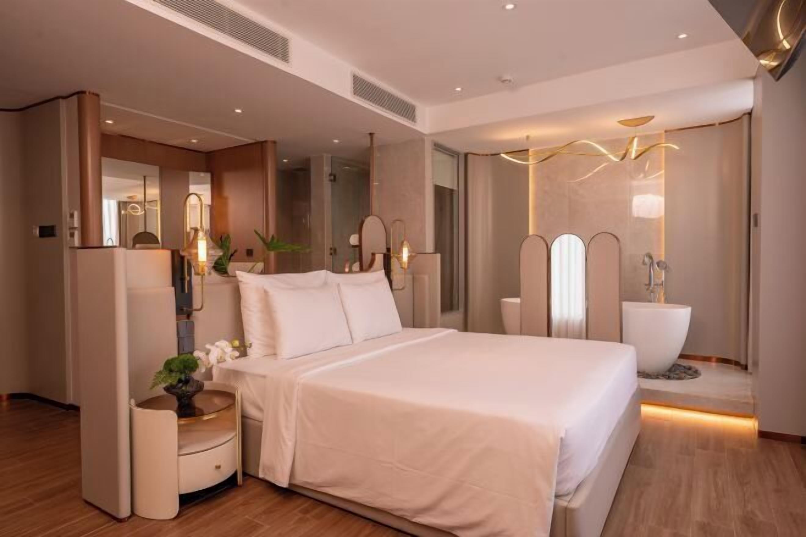 迷你吧、客房内保险箱、办公桌、笔记本电脑工作区