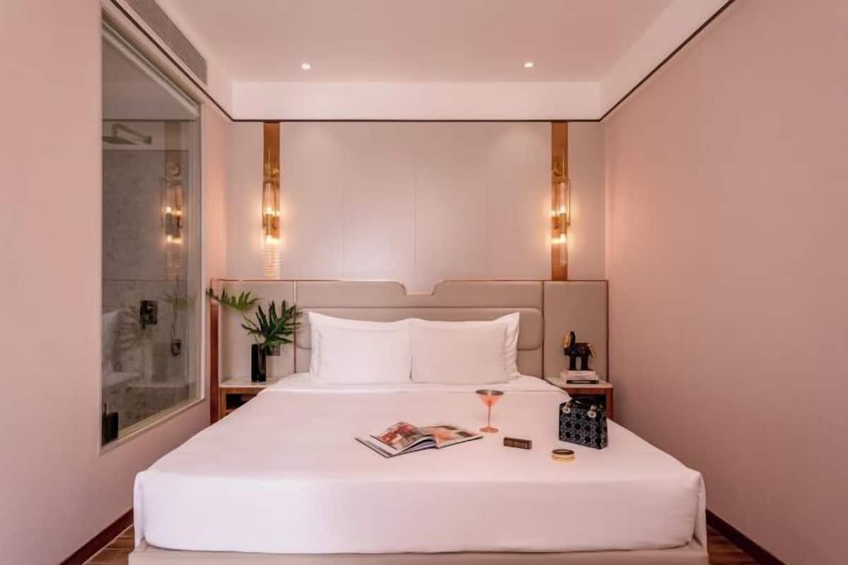 Minibar, safe på rommet, skrivebord og skrivebord for bærbar PC