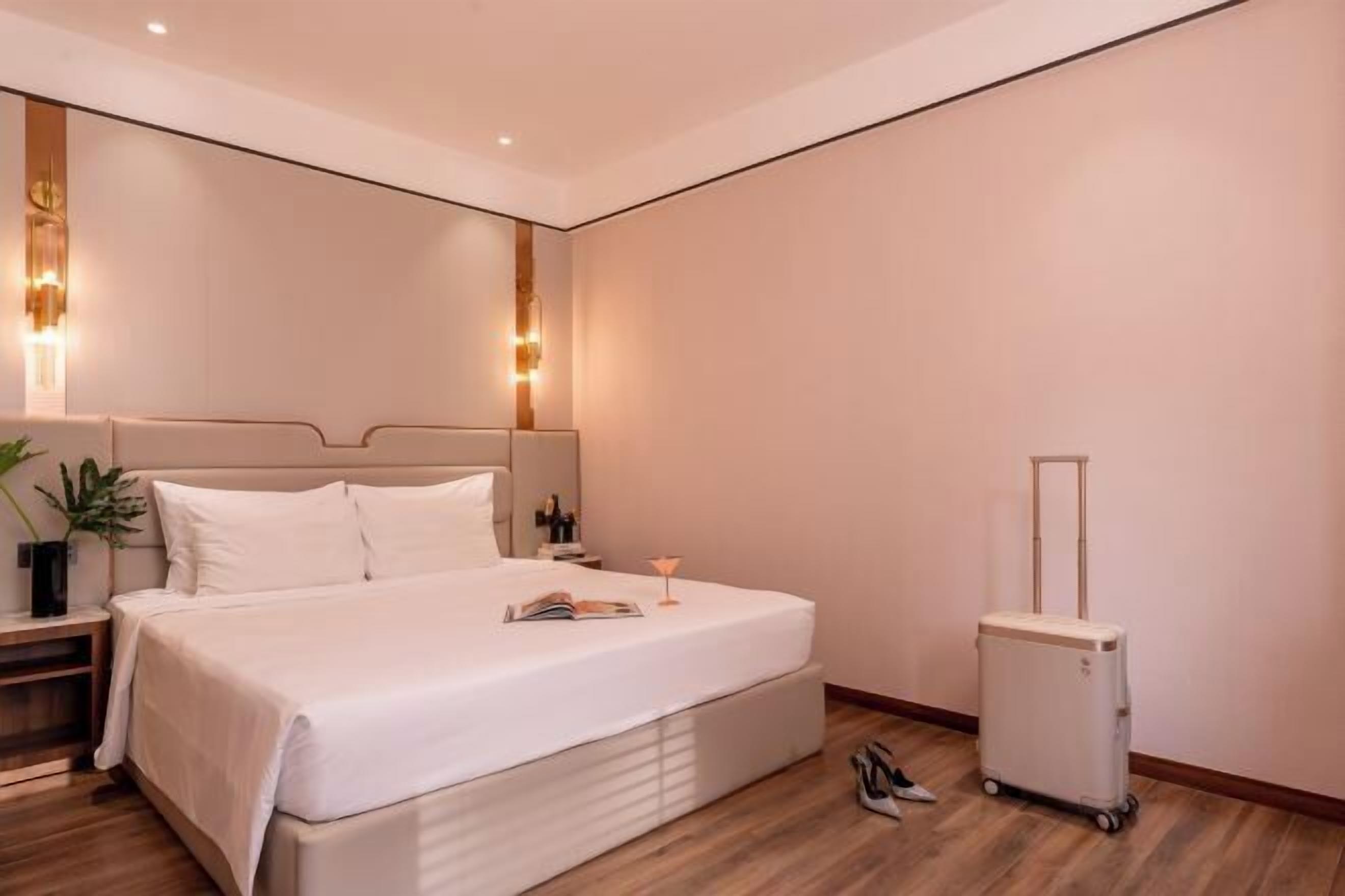 迷你吧、客房内保险箱、办公桌、笔记本电脑工作区