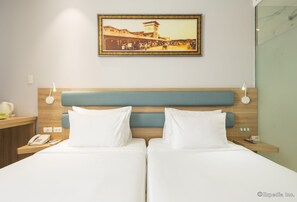 Minibar, brankas, meja kerja, dan ruang kerja ramah laptop