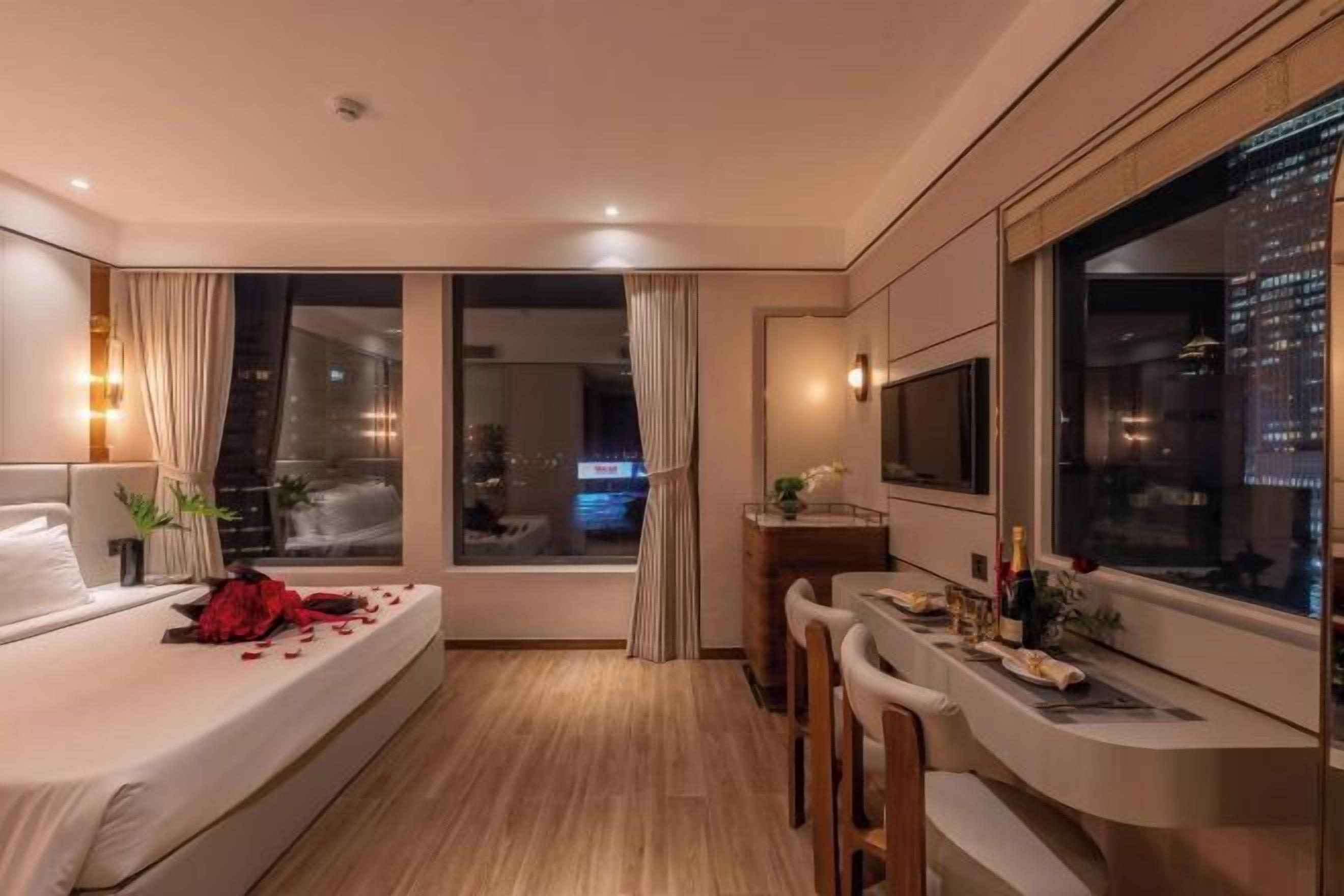 Minibar, caixa forta a l'habitació i escriptori 