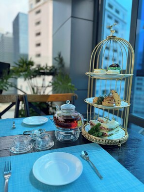 Sert le petit déjeuner, le déjeuner et le dîner