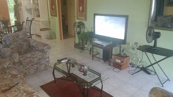 Standard Double Room | Ruang tamu | TV skrin rata