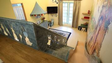 Quarto quádruplo | Escrivaninha, Wi-Fi de cortesia, roupa de cama