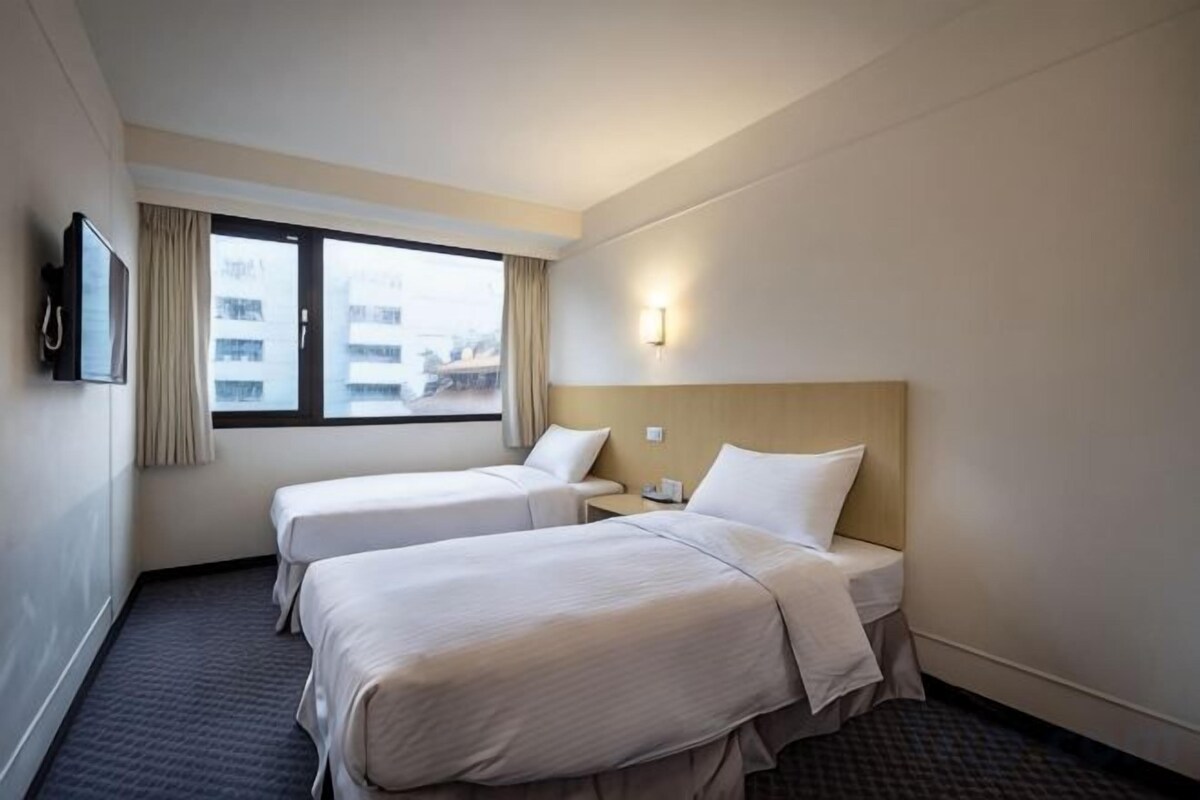 WiFi (free), bed sheets