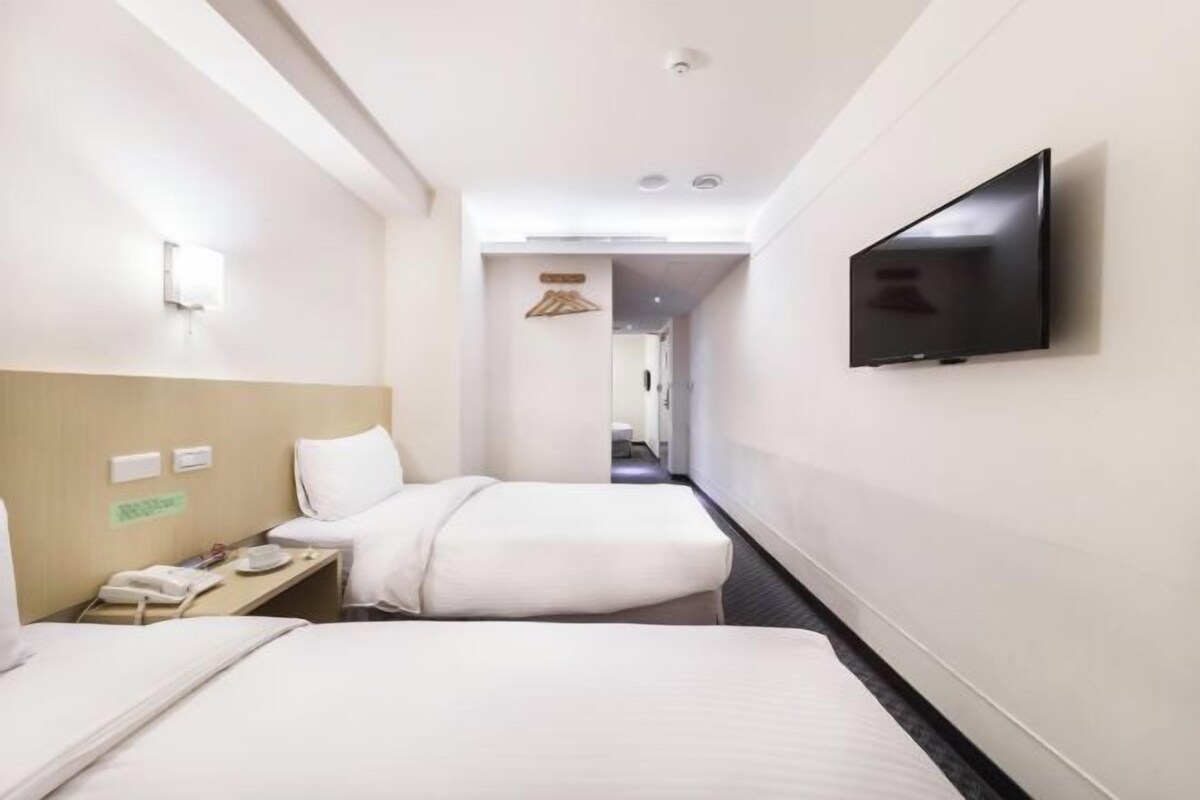WiFi (free), bed sheets