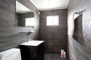 Dusche, kostenlose Toilettenartikel, Haartrockner, Hausschuhe