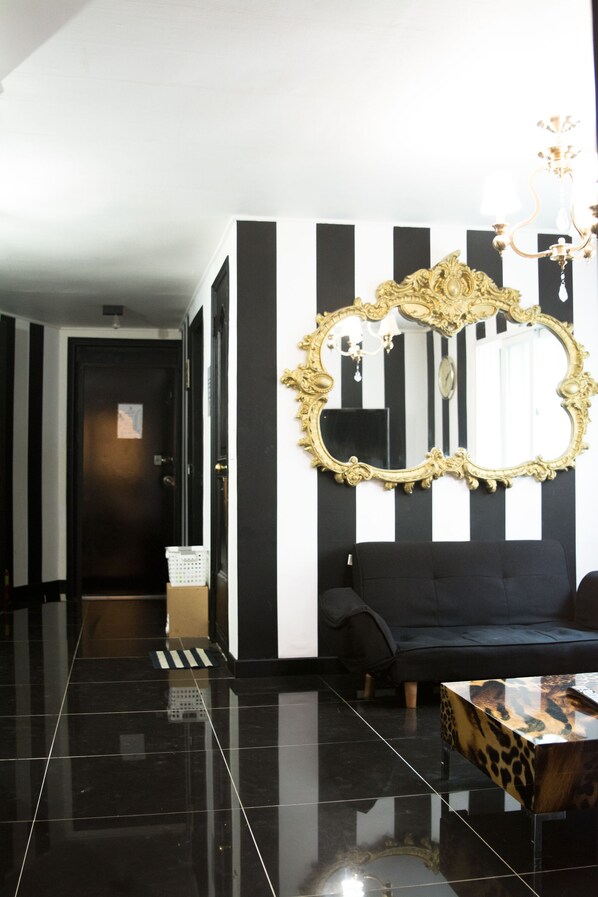 10 Person apartment (10 persons) | Living area - Nanu Guesthouse Black (Seoul)