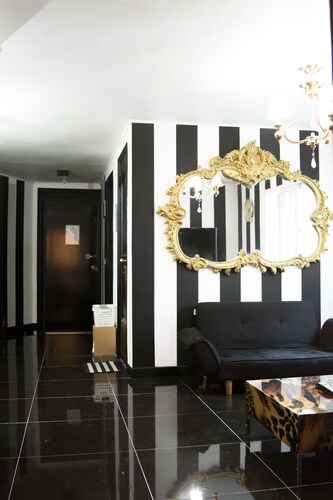 Nanu Guesthouse Black