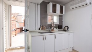 Familie-studiolejlighed - 2 soveværelser - privat badeværelse | Privat køkken | Kaffe-/temaskine, køleskab, mikrobølgeovn, kogeplade