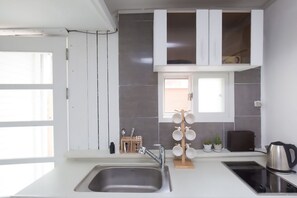 Family Studio, 2 Bedrooms, Private Bathroom | Private kitchenette | Fridge, microwave, stovetop, coffee/tea maker - Nanu Guesthouse Black (Seoul)