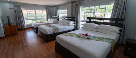 Deluxe Group Room (Duplex Room) | ตู้นิรภัยในห้องพัก, โต๊ะทำงาน