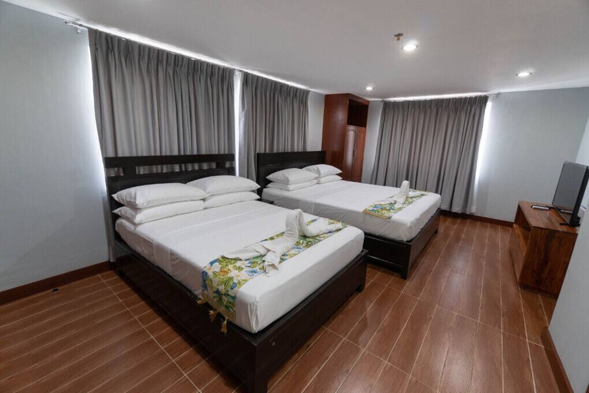 King Suite Room | In-room safe, desk