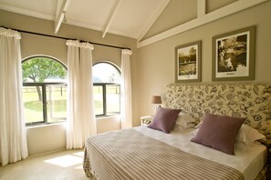 Luxury Villa, 5 Bedrooms, Mountain View, Mountainside | 5 bedrooms, premium bedding, iron/ironing board, bed sheets - Kay and Monty Vineyard View (The Crags)