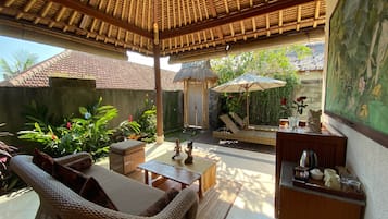 Villa, 1 chambre, piscine privée | Coin séjour | Télévision à écran plat, lecteur de DVD