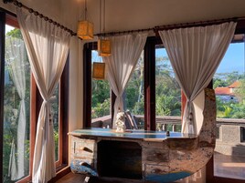 Minibar, caja de seguridad en la habitación y escritorio 