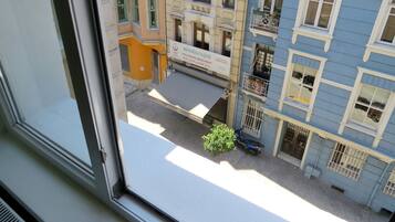 Deluxe Apartment (3rd Floor) | Living room | TV