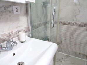 Superior Apartment, Terrace (4th Floor) | Bathroom | Shower, rainfall showerhead, free toiletries, hair dryer - Istanberry - Berry Life Apartments (Istanbul)