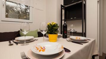 Mobile Exclusive-Unterkunft, Terrasse | Wohnbereich | 71-cm-Flachbildfernseher mit Satellitenempfang, Fernseher