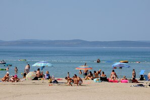Di pantai dan bar pantai