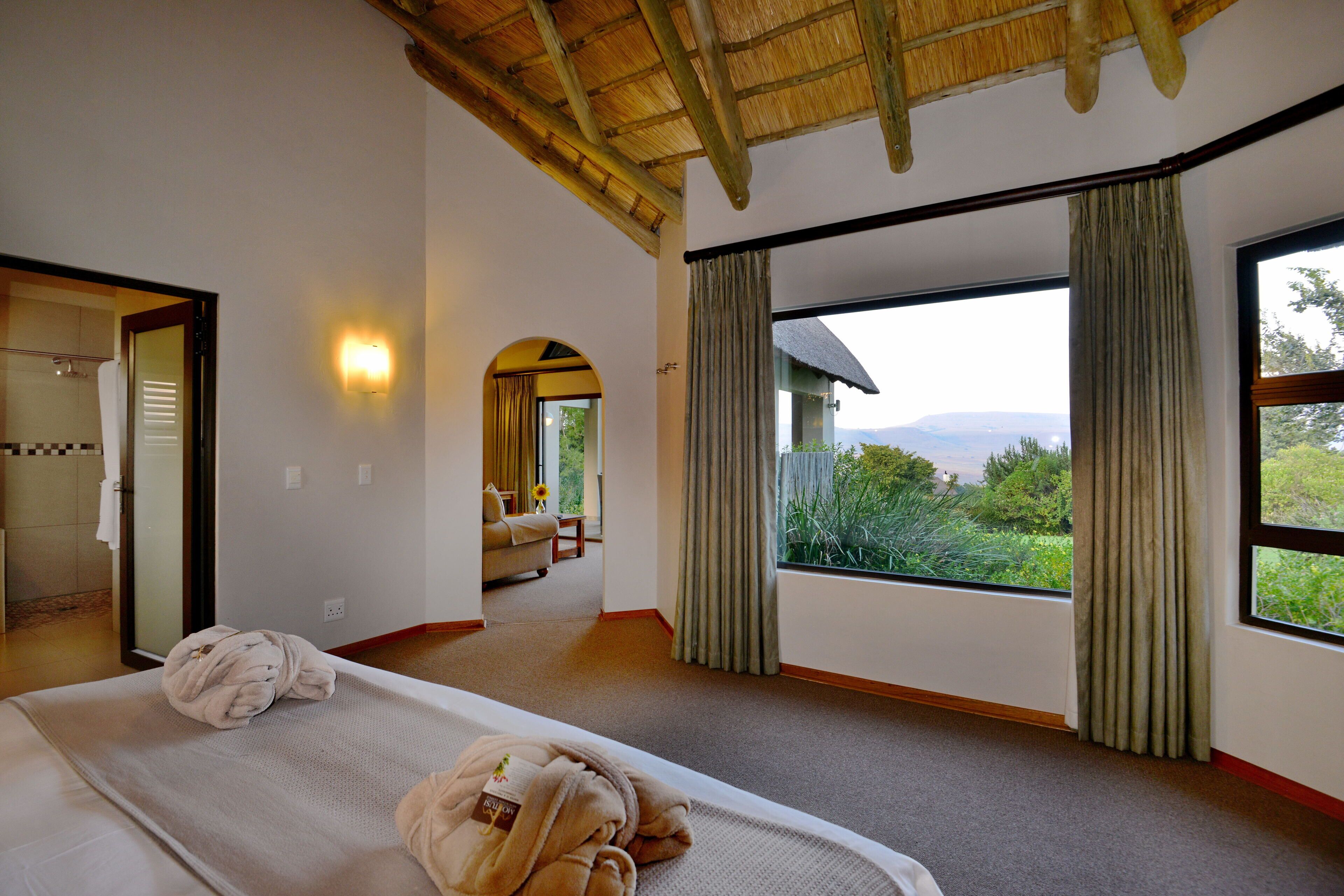 スーペリア スイート (Mountain) | 高級寝具、ミニバー、セーフティボックス (室内)、客室ごとに異なる装飾