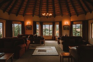 2 bars/lounges - Montusi Mountain Lodge (Jagersrust)