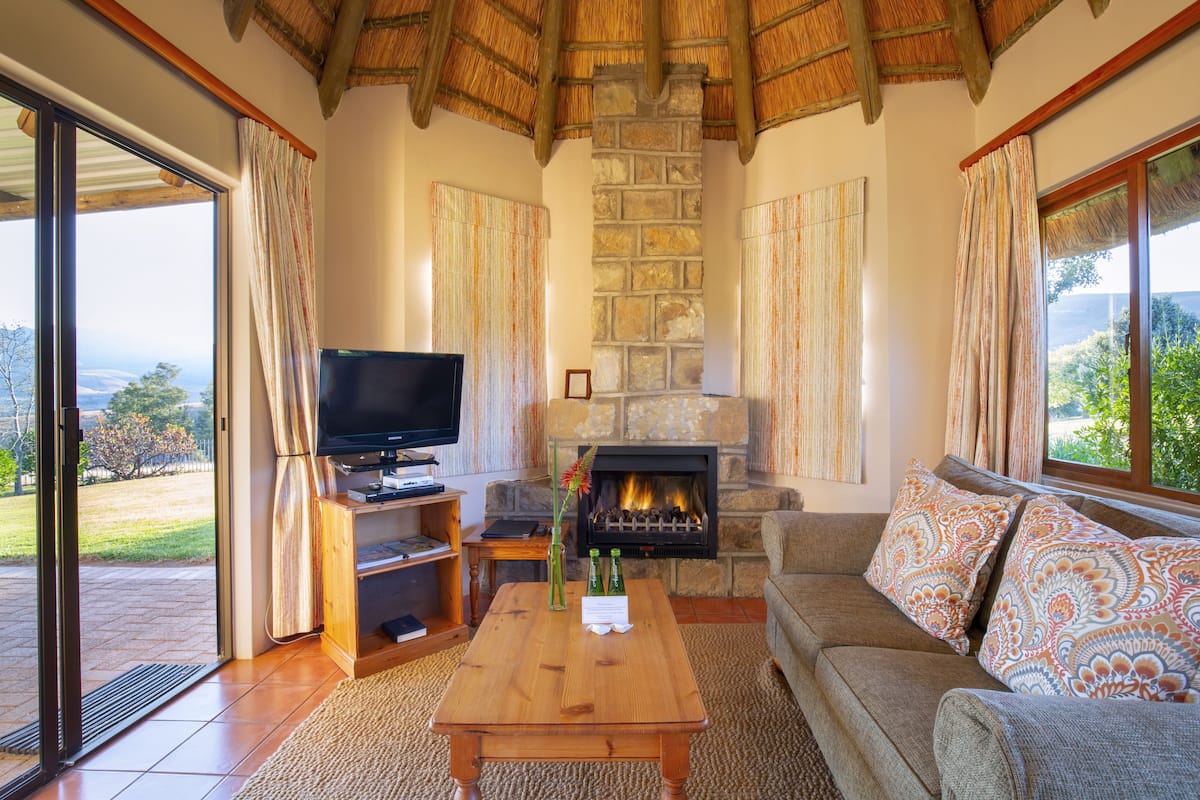 Televisión de pantalla plana, chimenea, reproductor de DVD