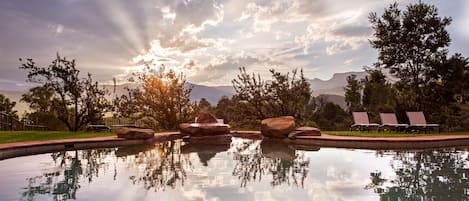 室外泳池;泳池傘、躺椅