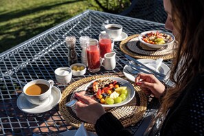 Café da manhã completo gråtis todos os dias