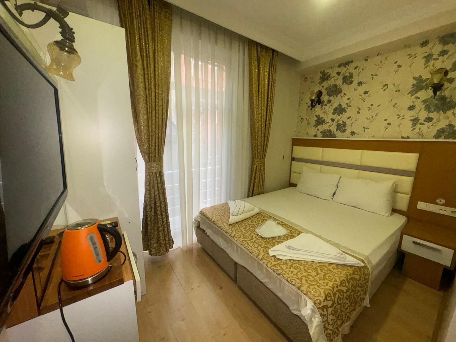 Economic Double Room | Minibar, caja de seguridad en la habitación y escritorio 