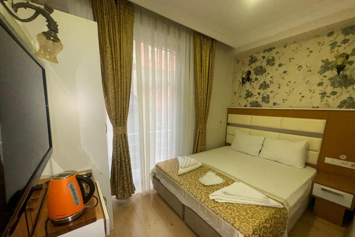 Economic Double Room | ميني بار وخزنة داخل الغرفة ومكتب وتجهيزات عازلة للصوت