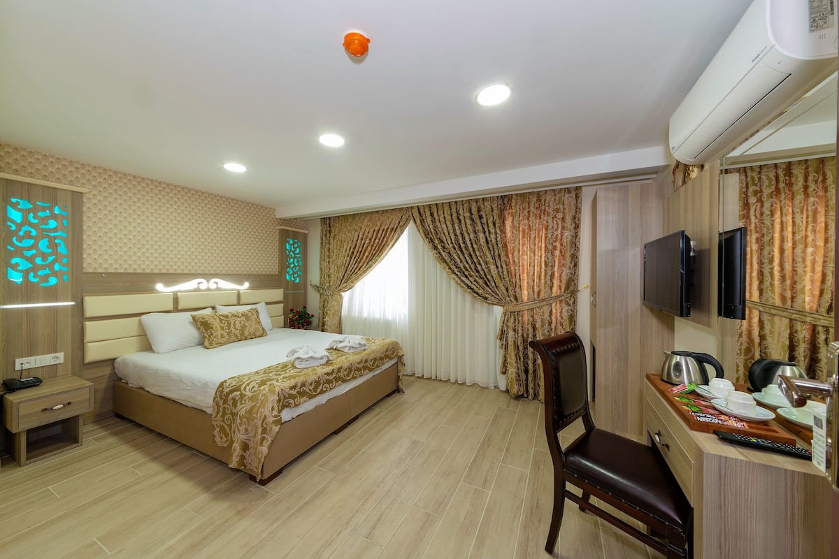 Standard Double Room, Balcony | Minibar, in-room safe, desk, soundproofing