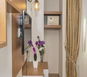 Economic Double Room | Minibar, caja de seguridad en la habitación y escritorio 