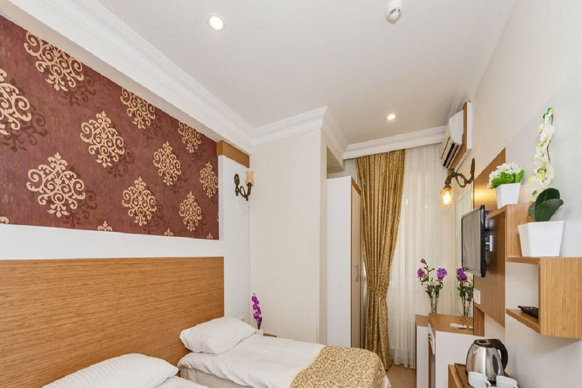 ميني بار وخزنة داخل الغرفة ومكتب وتجهيزات عازلة للصوت