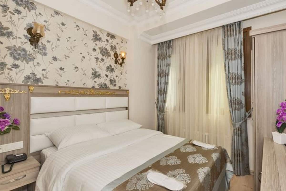 Economic Double Room | Minibar, in-room safe, desk, soundproofing