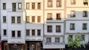 Un hotel de varios pisos con arquitectura clásica, que cuenta con balcones y ventanas amplias.