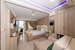 Habitación doble estándar, balcón | Minibar, caja de seguridad en la habitación y escritorio 